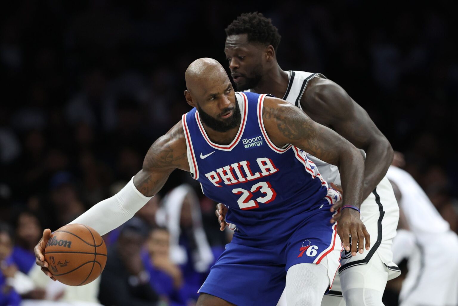 LeBron James erzielte bei seinem Debüt für die Philadelphia 76ers in 18 Minuten Spielzeit zehn Punkte.