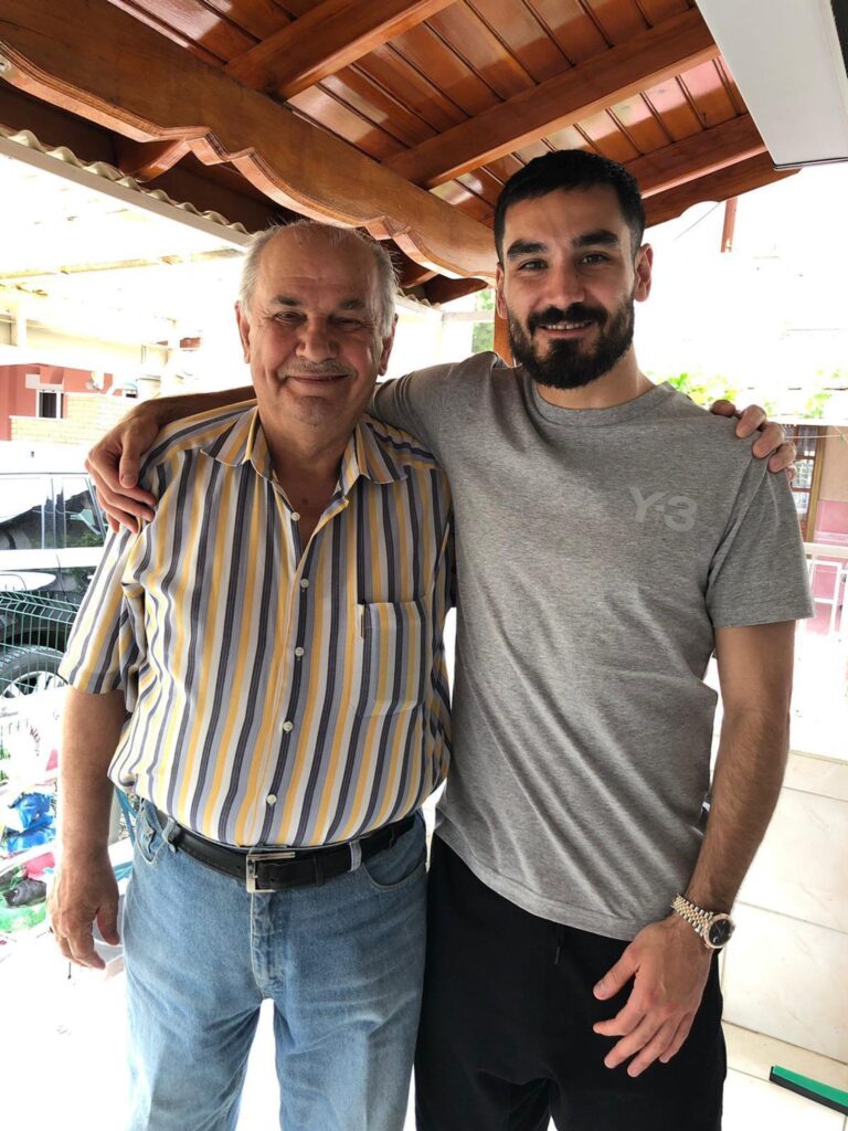 Ilkay Gündogan mit seinem Opa Ismail. (Handout)
