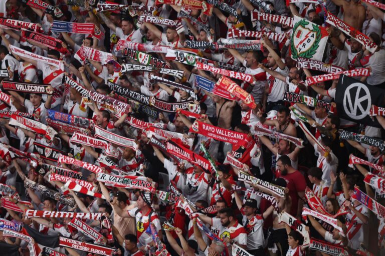 Die Fans von Rayo Vallecano haben für einen Spielabbruch gesorgt. (Archivbild)