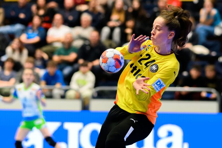 Handball-Nationaltorhüterin Sarah Wachter ist beste DHB-Akteurin im Spiel gegen die Niederlande.