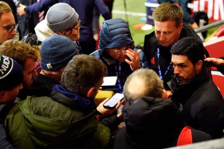 Arsenals Trainer Mikel Arteta (r) wirkte nach der peinlichen Pokal-Pleite gefasst.
