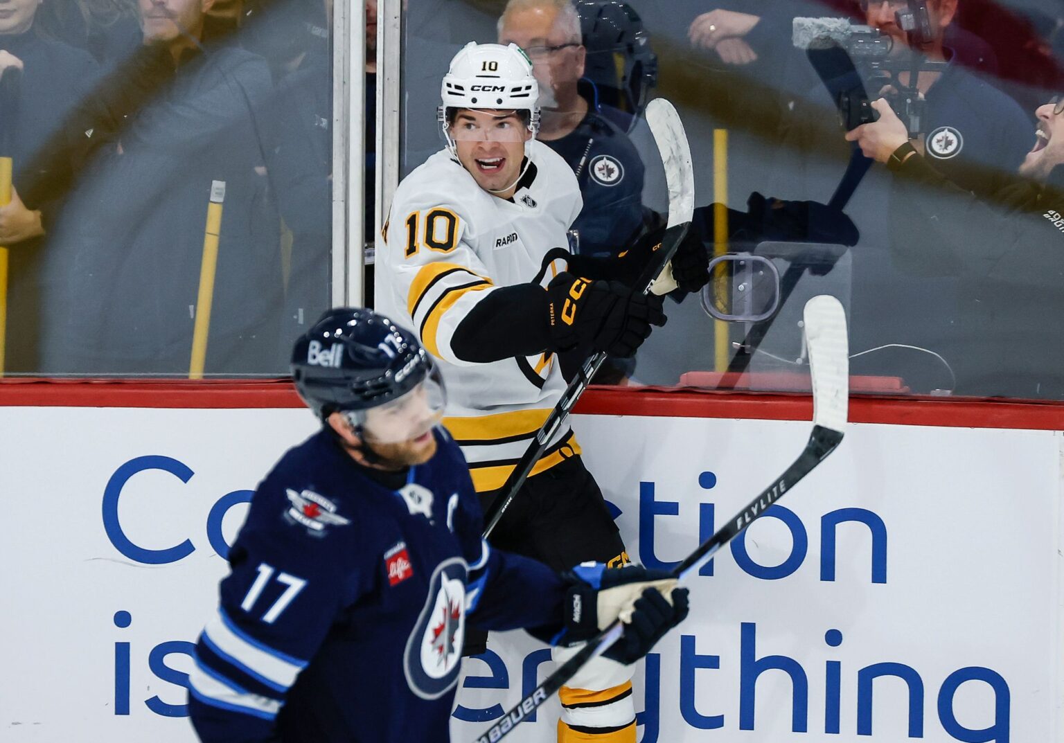 JJ Peterka (10) von den Boston Bruins erzielte den Siegtreffer gegen die Winnipeg Jets.