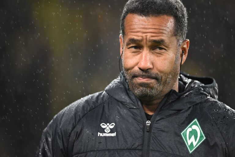 Daniel Thioune ist gegen die Regel, dass Spieler wegen des Trikotausziehens beim Torjubel die Gelbe Karte bekommen. (Archivbild)