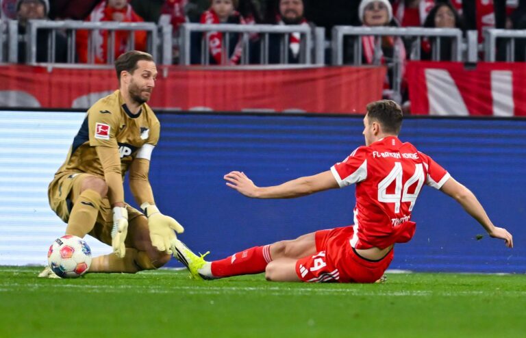 Der FC Bayern beschäftigt sich laut einem Medienbericht mit Oliver Baumann (links). (Archivbild)
