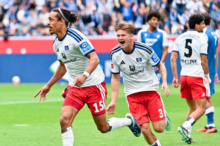 Yussuf Poulsen (l.) geht als Torschütze beim HSV voran.