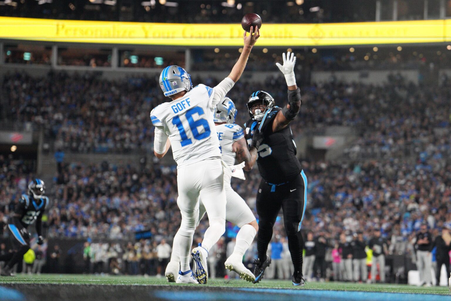 Jared Goff (16) warf für 412 Yards, genug war das nicht gegen die Panthers.