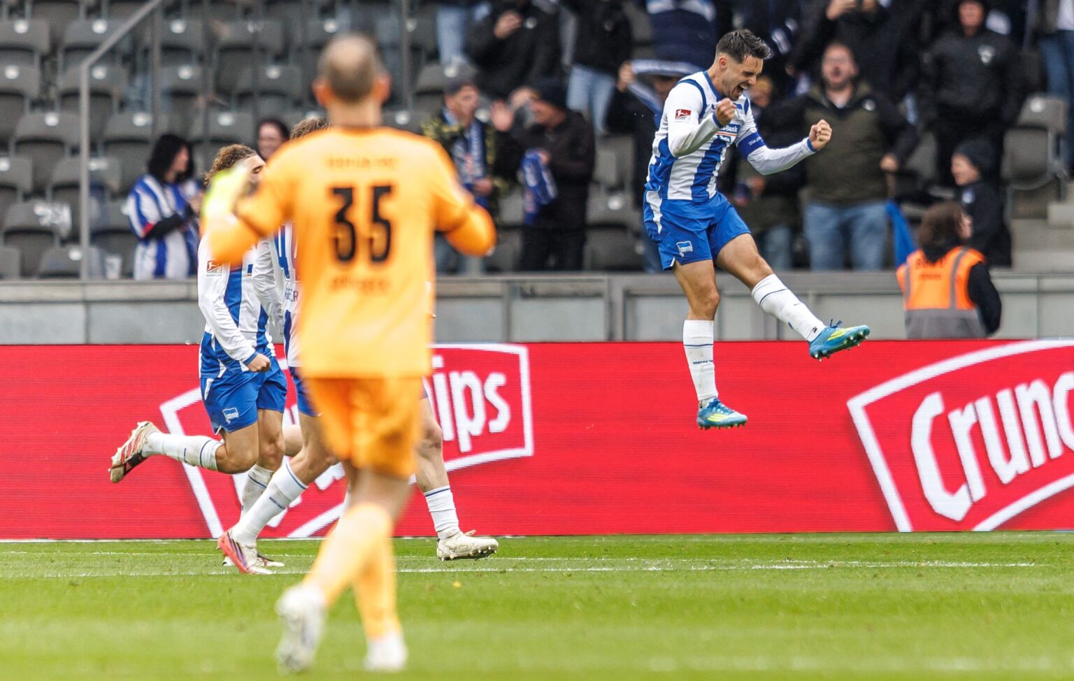 Siegtreffer in der Nachspielzeit: Brekalo (M) sorgt für den Hertha-Sieg.