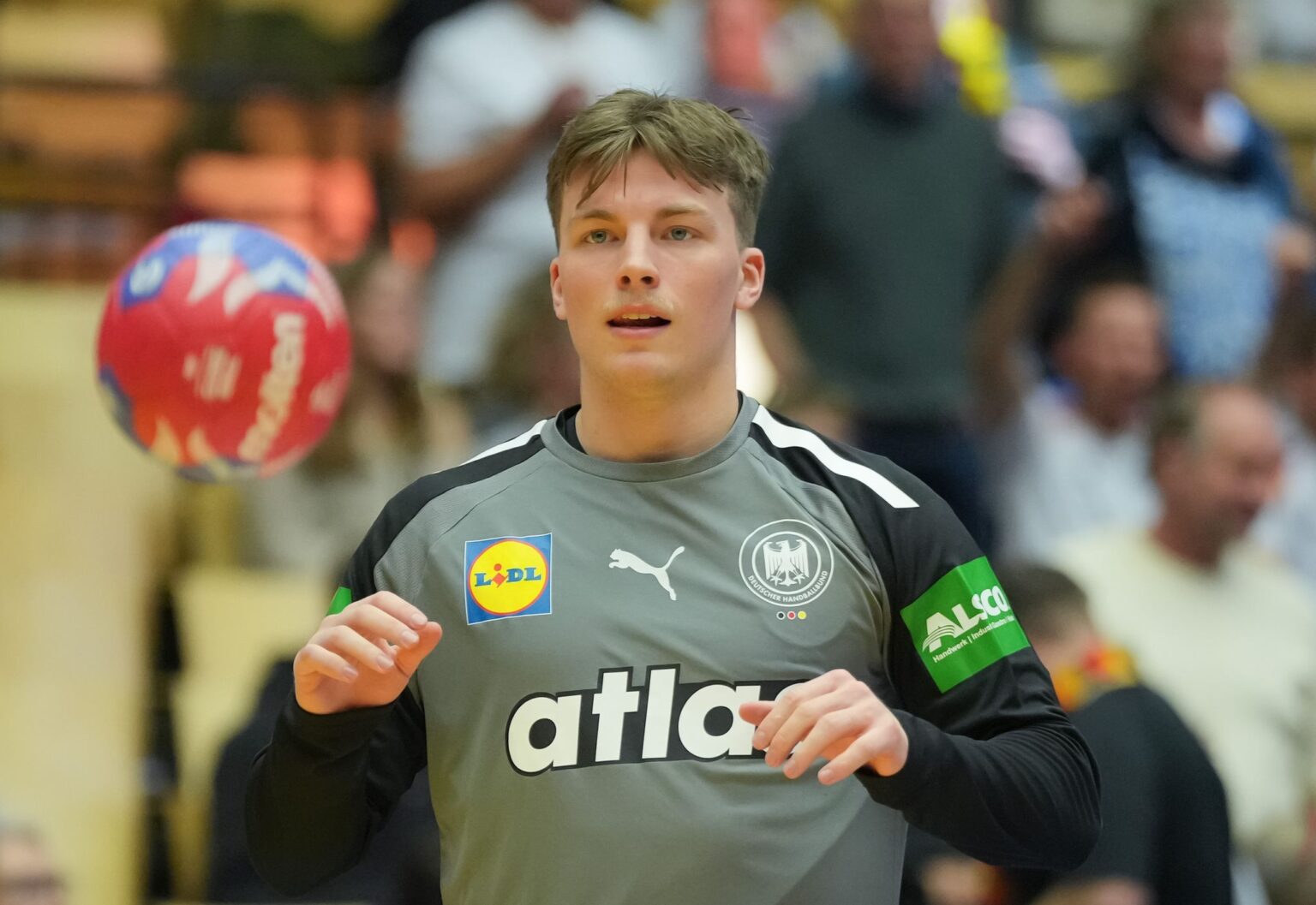 Kurz vor der Heim-WM fällt Handballer Nils Lichtlein mehrere Wochen verletzt aus. (Archivbild)