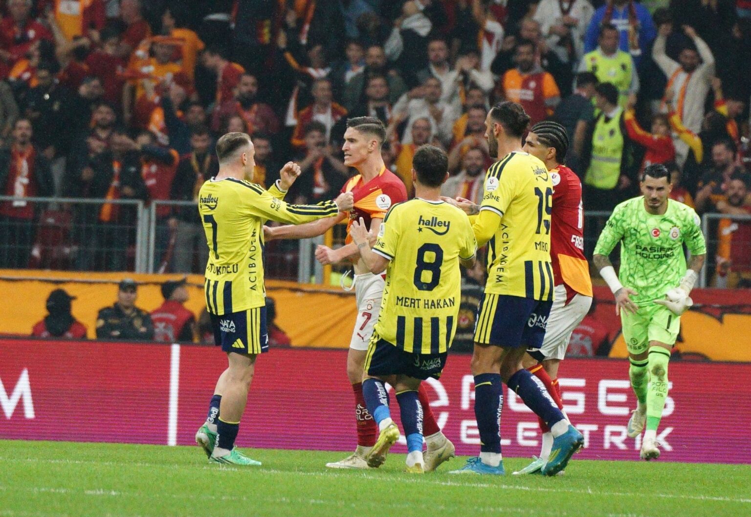Kerem Akturkoglu (l) von Fenerbahçe gerät nach Abpfiff mit mit Roland Sallai (r) aneinander.
