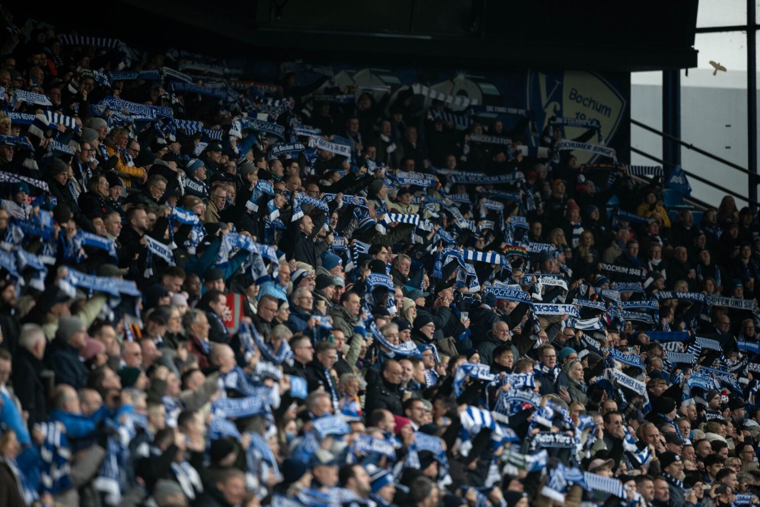 Die Ostkurve des Bochumer Ruhrstadions ist ein reiner Stehplatzbereich. (Archivbild)