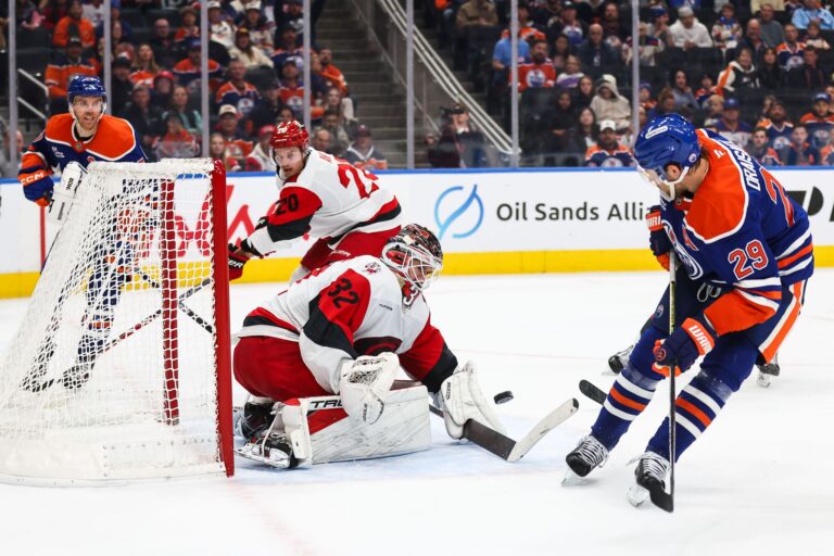 Leon Draisaitl (r.) steuerte fünf Scorerpunkte zum Oilers-Sieg bei.