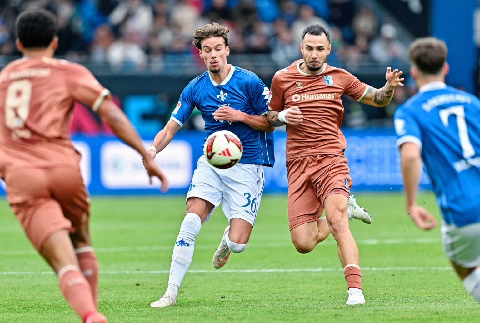 Darmstadts Torschütze Milan Smit (l) im Zweikampf mit Falko Michel.