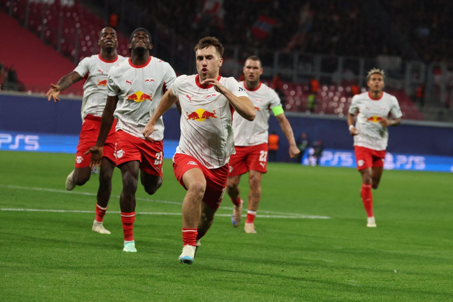 Brajan Gruda von RB Leipzig (M.) jubelt mit seinen Teamkollegen nach dem Treffer zum 1:0.