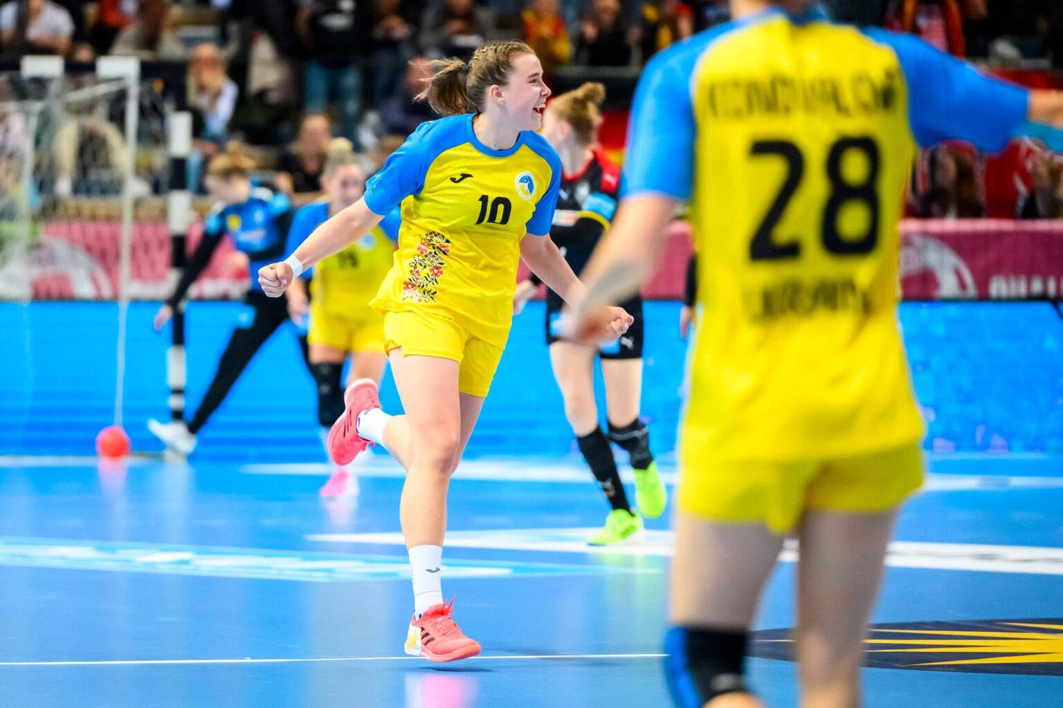 Due ukrainische Handballerin Iryna Prokopiak bei der EM-Qualifikation 2023. (Archivbild)