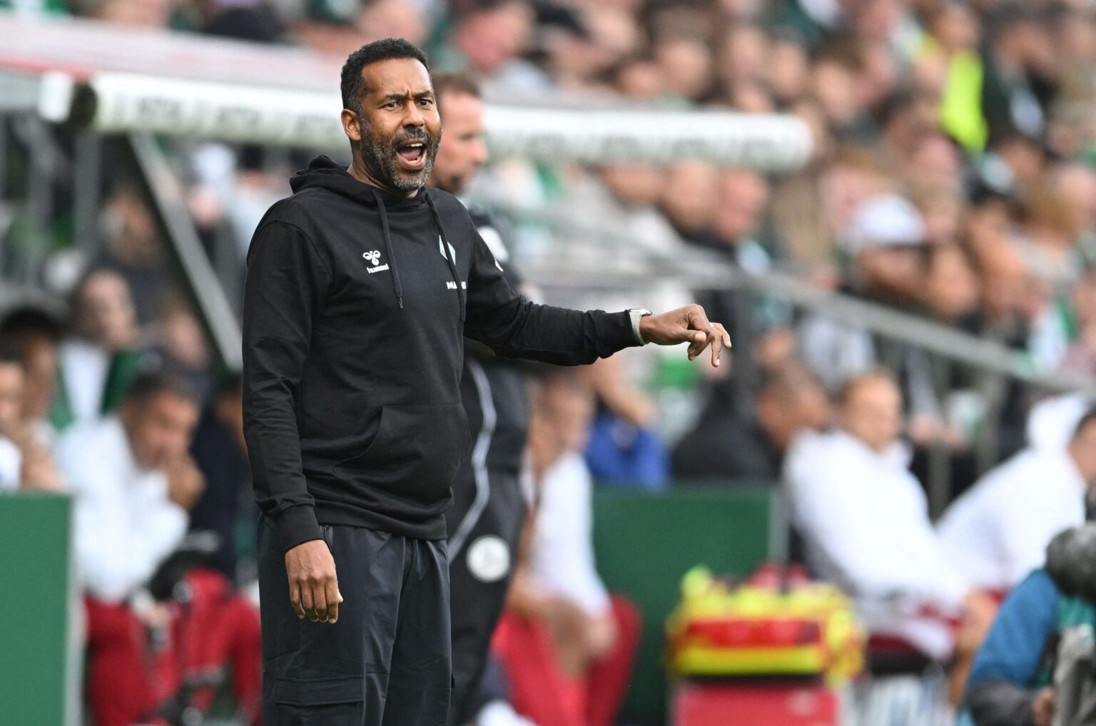 Werder-Coach Daniel Thioune konnte mit der Leistung seines Teams im Testspiel nicht zufrieden sein. (Archivbild)