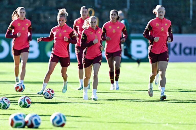 Geht voran: Elisa Senß (vorn) beim Training der deutschen Fußballerinnen in Eppelheim.