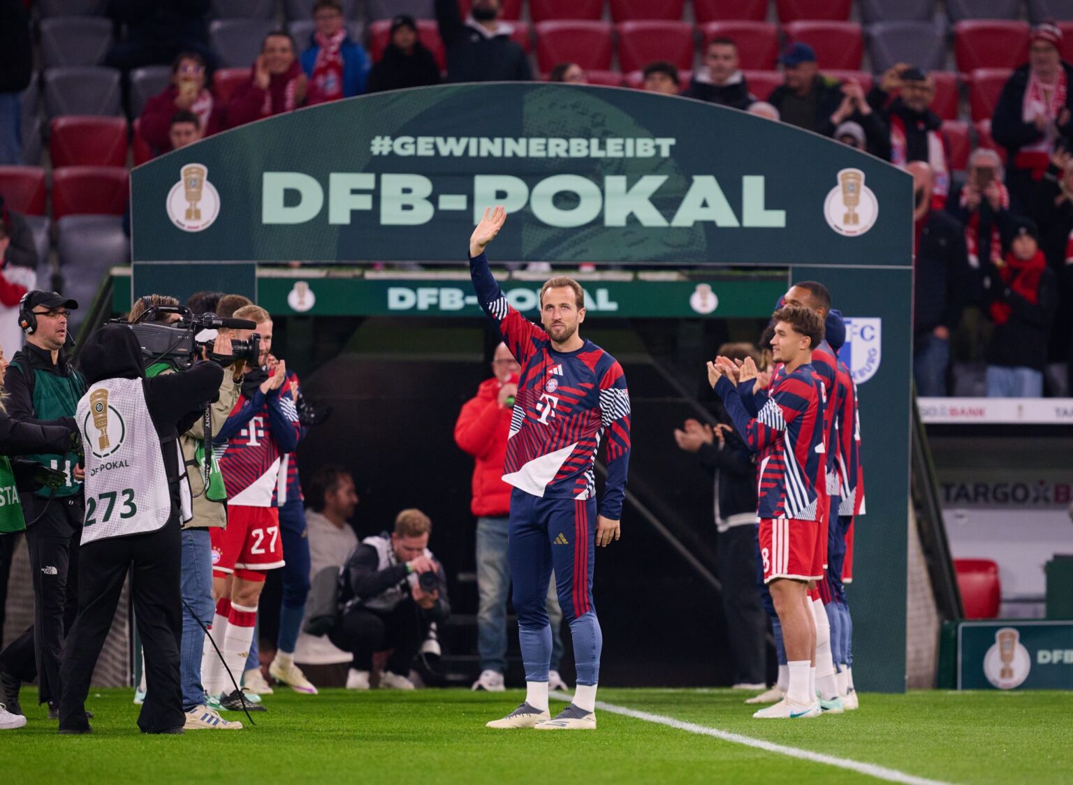 Harry Kane (m) wurde rund um das DFB-Pokal-Spiel bejubelt.