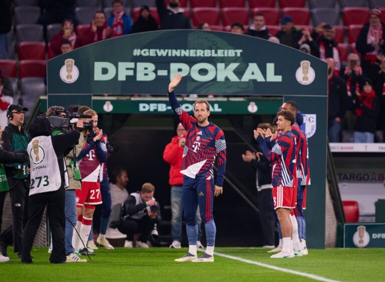Harry Kane (m) wurde rund um das DFB-Pokal-Spiel bejubelt.