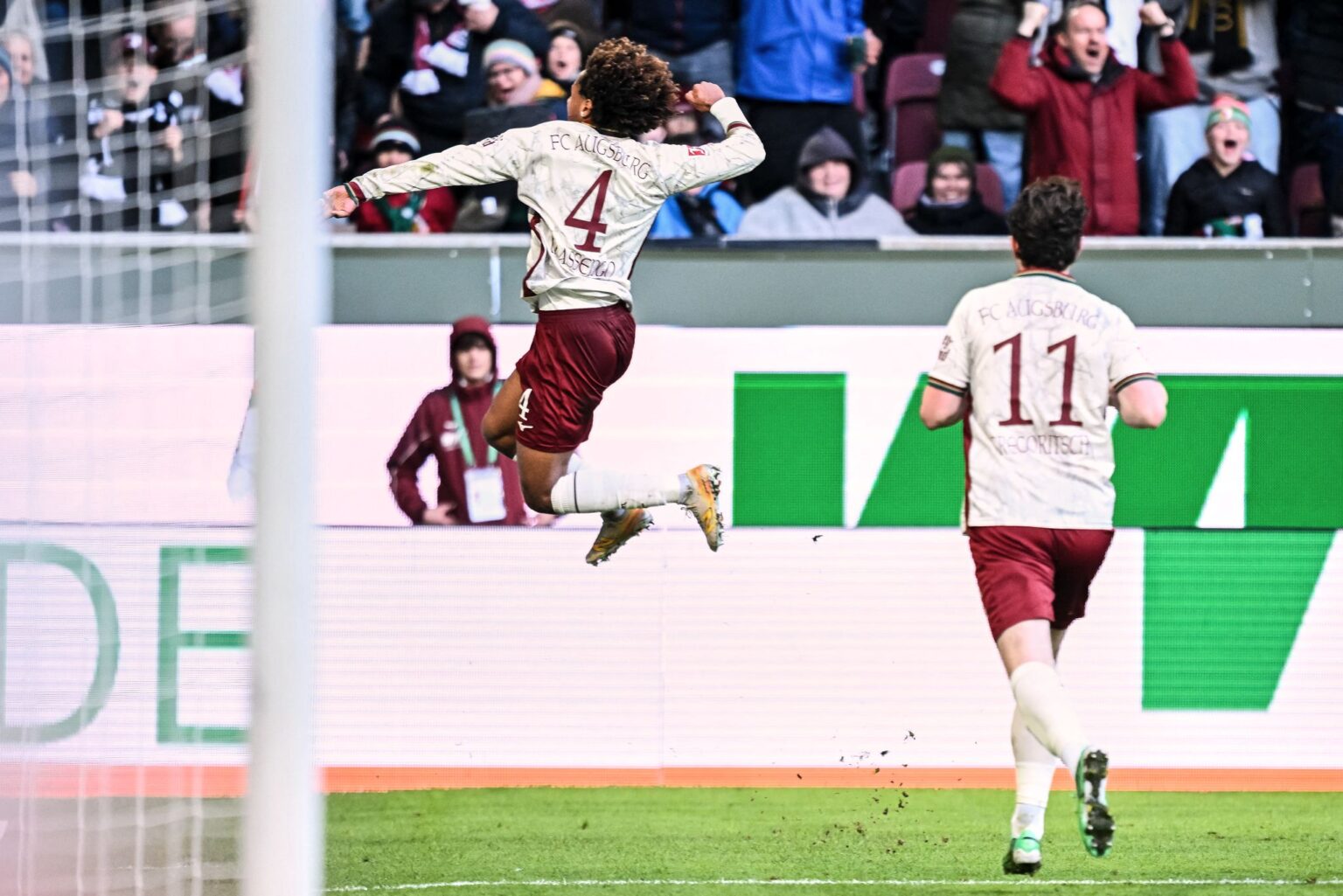 Han-Noah Massengo hebt nach seinem 1:0 jubelnd ab - zum Sieg reichte sein Kopfballtor für den FC Augsburg aber nicht.