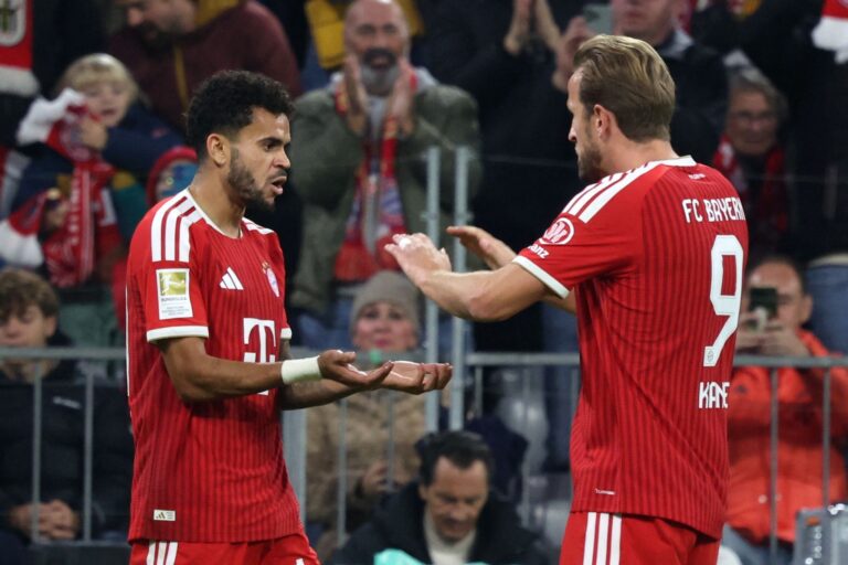 Luis Díaz (l) wurde für viele Tore beglückwünscht.