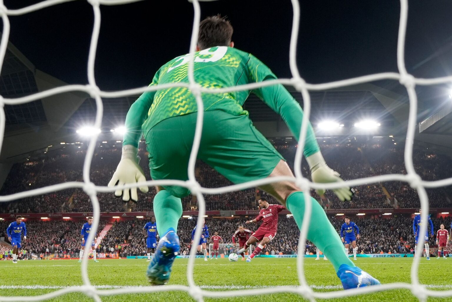 Cody Gakpo verwandelte seinen Strafstoß sicher gegen Chelsea-Keeper Mike Penders.