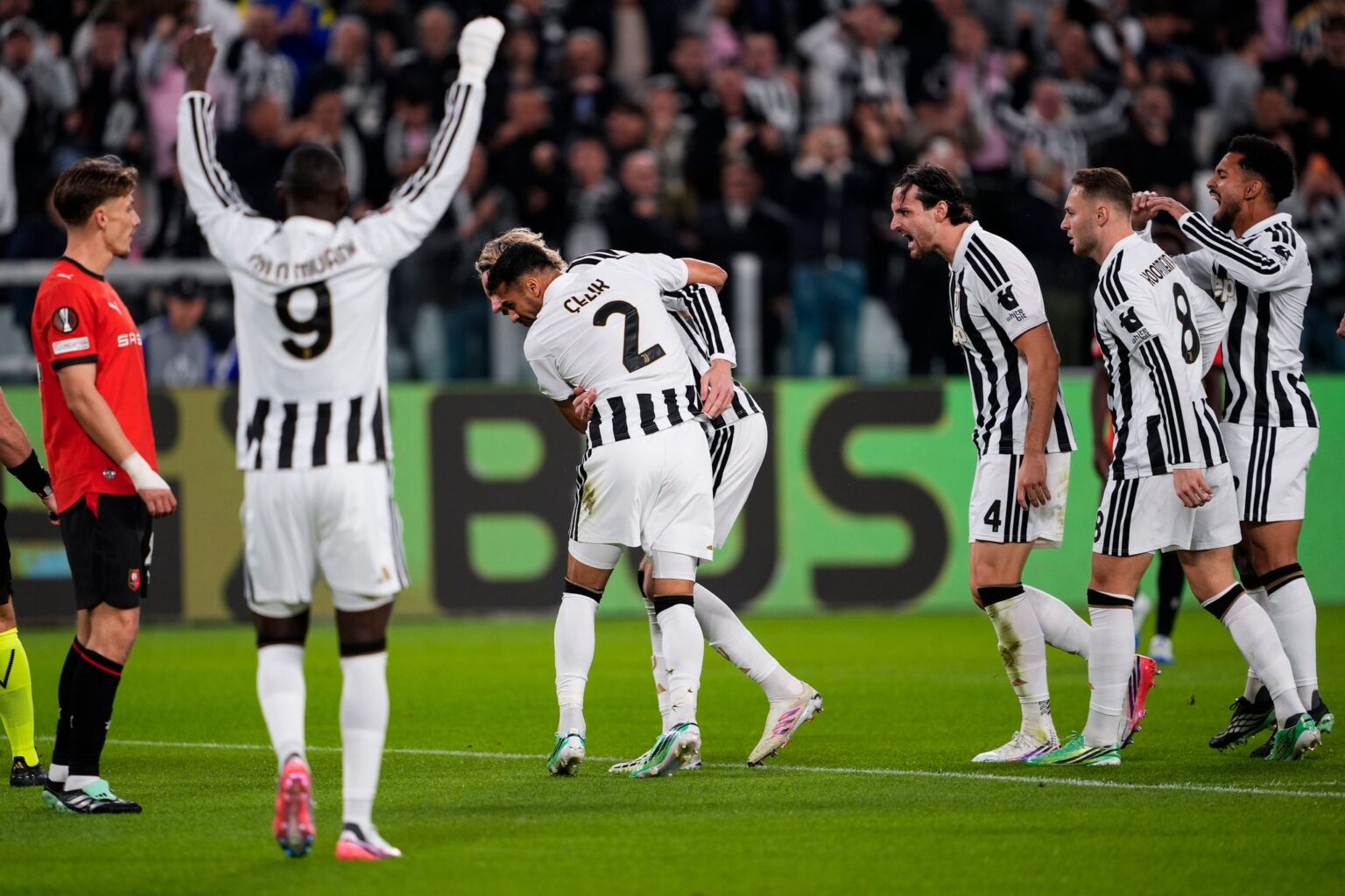 Juve-Torschütze Zeki Celik jubelt mit Vorlagengeber Nick Woltemade über das 1:0 gegen Rennes.