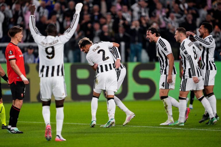 Juve-Torschütze Zeki Celik jubelt mit Vorlagengeber Nick Woltemade über das 1:0 gegen Rennes.