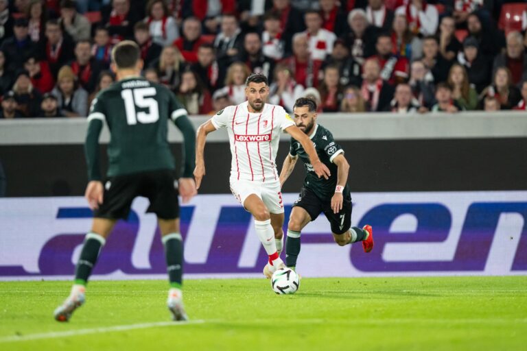 Goldenes Füßchen: Vincenzo Grifo (M) traf per Freistoß zum Freiburger 1:0.