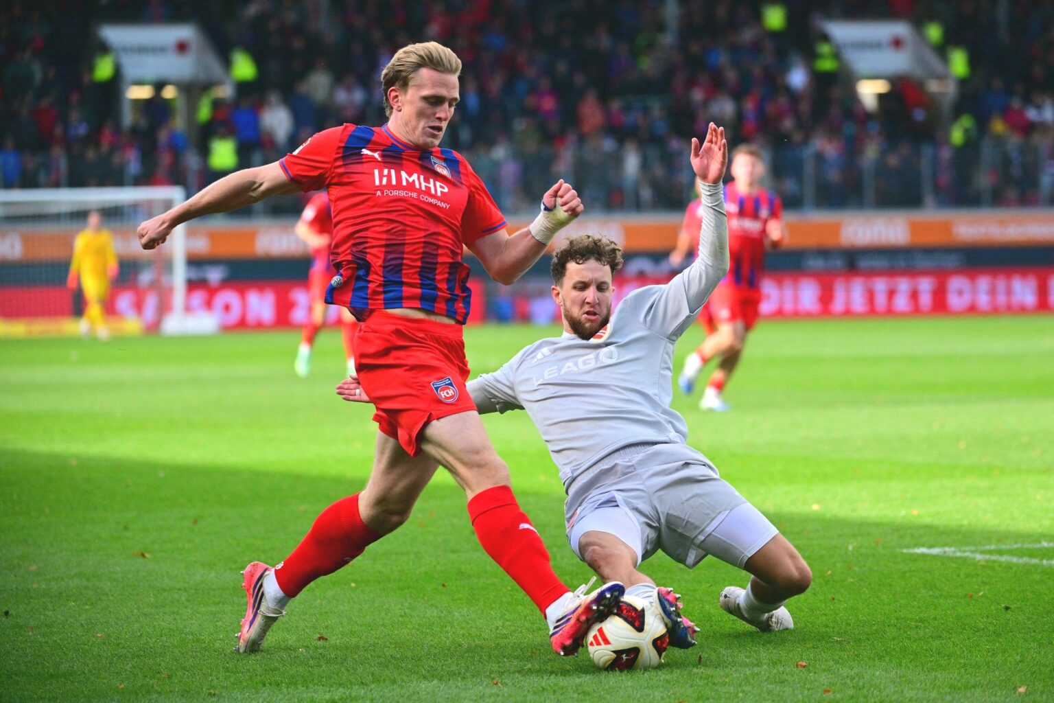 Liefern sich ein umkämpftes Duell: Heidenheims Mikkel Kaufmann und Energie-Profi Tim Campulka.