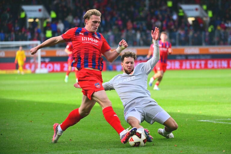 Liefern sich ein umkämpftes Duell: Heidenheims Mikkel Kaufmann und Energie-Profi Tim Campulka.